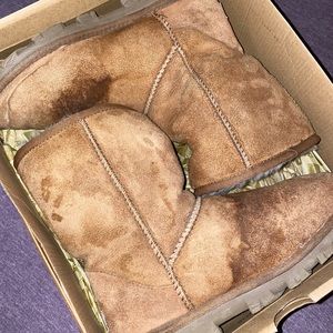 Used UGGS - chestnut